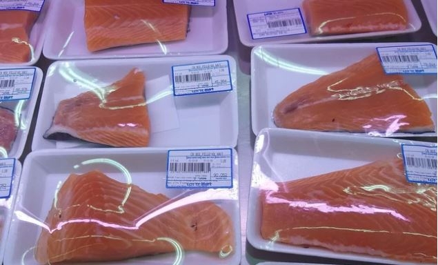 Giá cá hồi tăng “sốc”, lên đến gần 900.000 đồng/kg